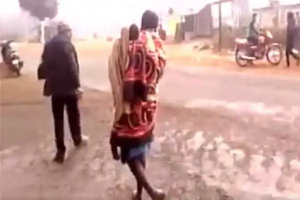 Grieving Father Forced To Carry Dead Body Of His 5-Year-Old Daughter In India. Photos